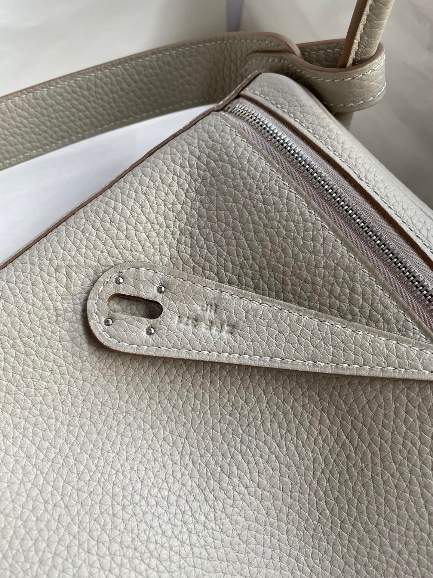 H**me5 Lindy 26 Handmade Bag In Beton Clemence Leather Master Quality