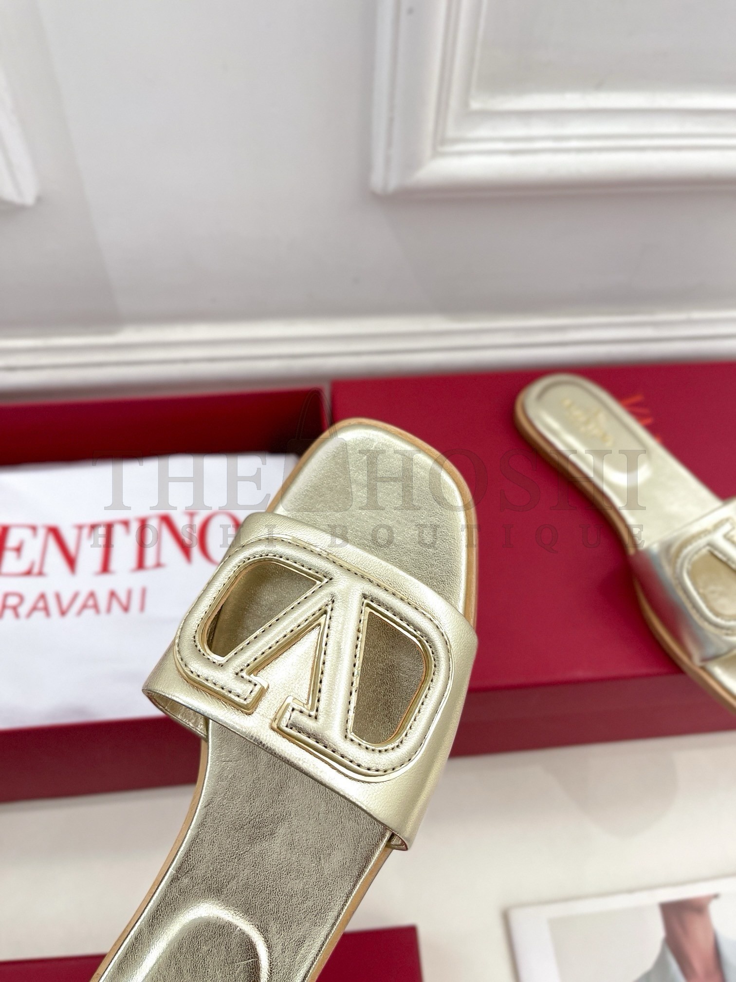 Va1e*ntin0 VLogo Cut-out Slide Sandals in Gold Metallic Leather Master Quality
