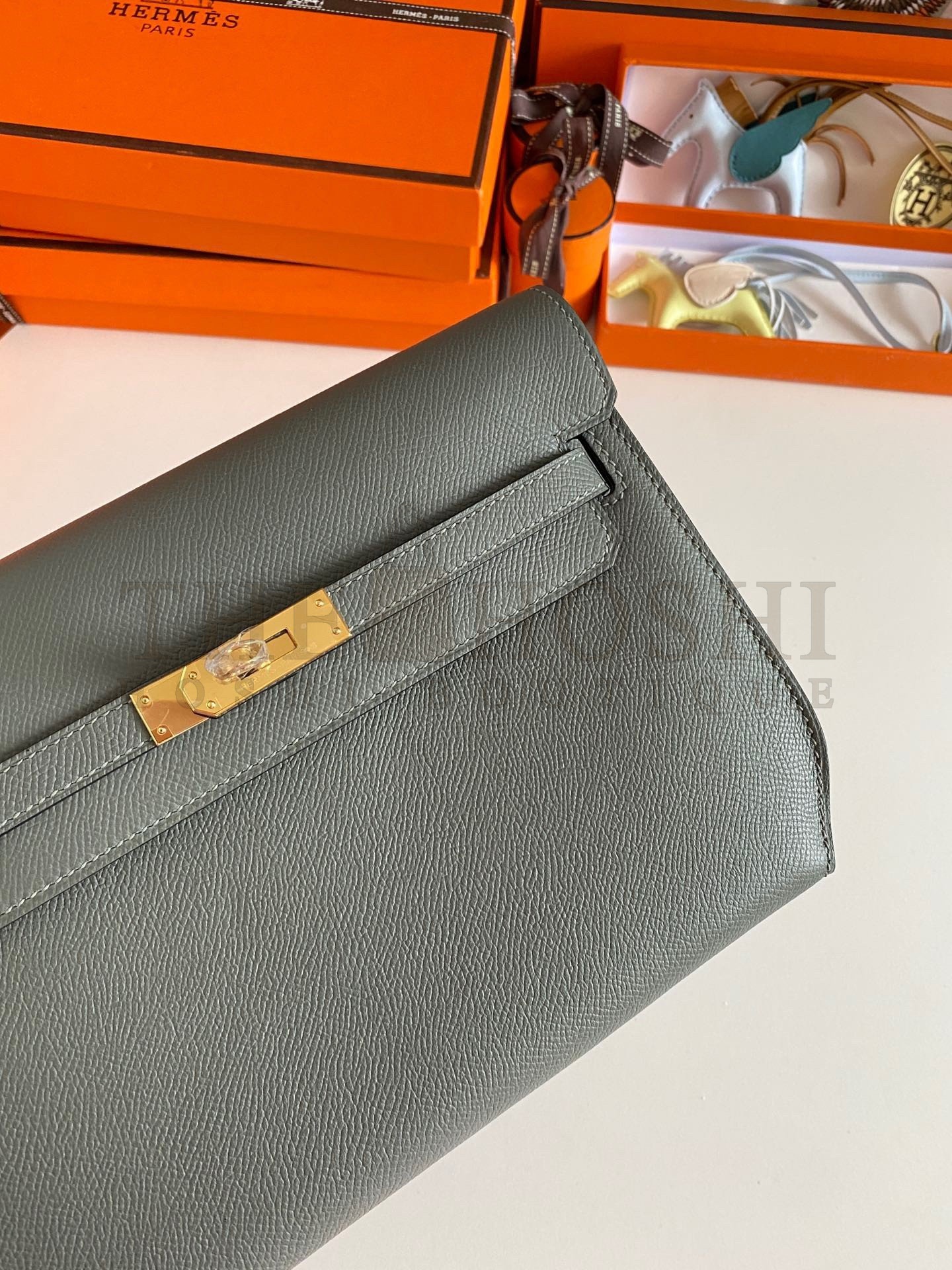 H**me5 Kelly Depeches 25 Pouch in Vert Amande Epsom Calfskin Master Quality