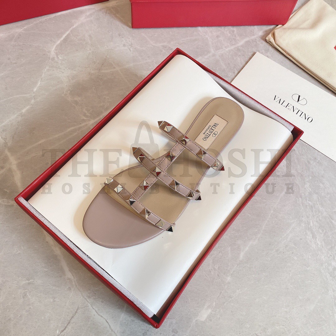 Va1e*ntin0 Garavani Rockstud Flat Sandals In Poudre Calfskin Master Quality
