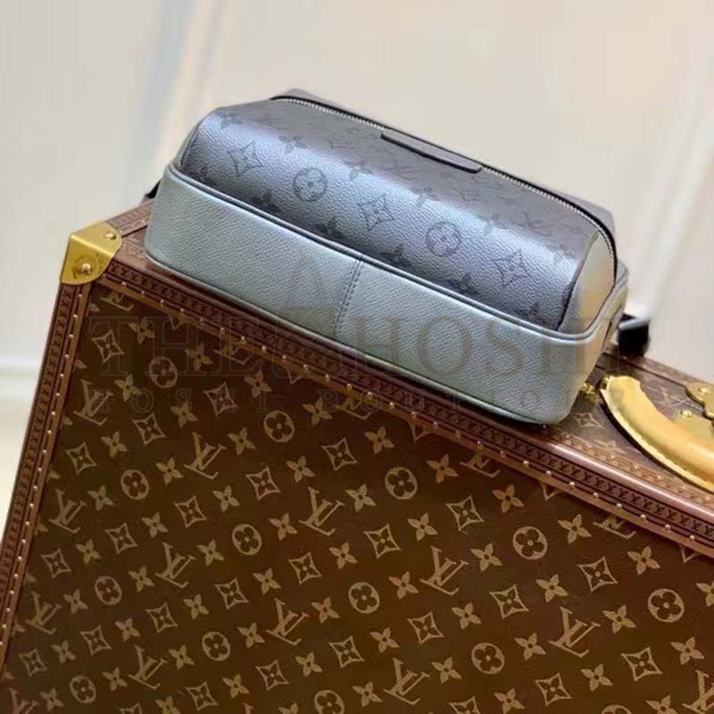 L0vis Vvtt0n LV Men Outdoor Messenger Bag Gunmetal Gray Monogram Coated Canvas Master Quality