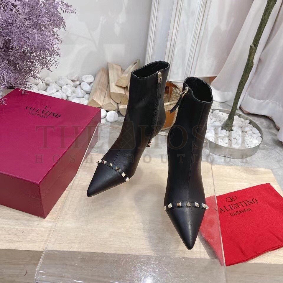 Va1e*ntin0 Black Rockstud Ankle Boots with Sculpted Heel Master Quality
