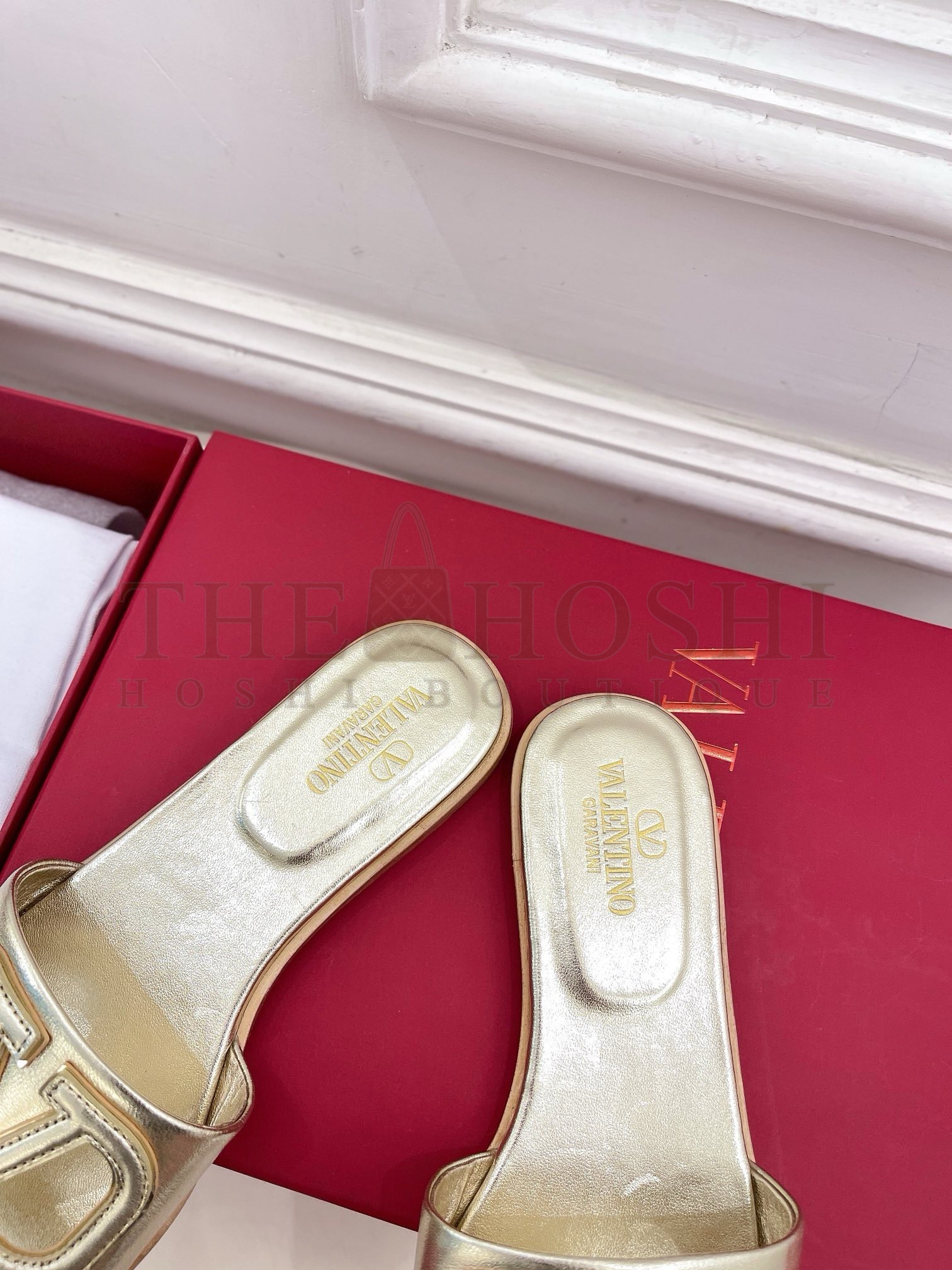 Va1e*ntin0 VLogo Cut-out Slide Sandals in Gold Metallic Leather Master Quality