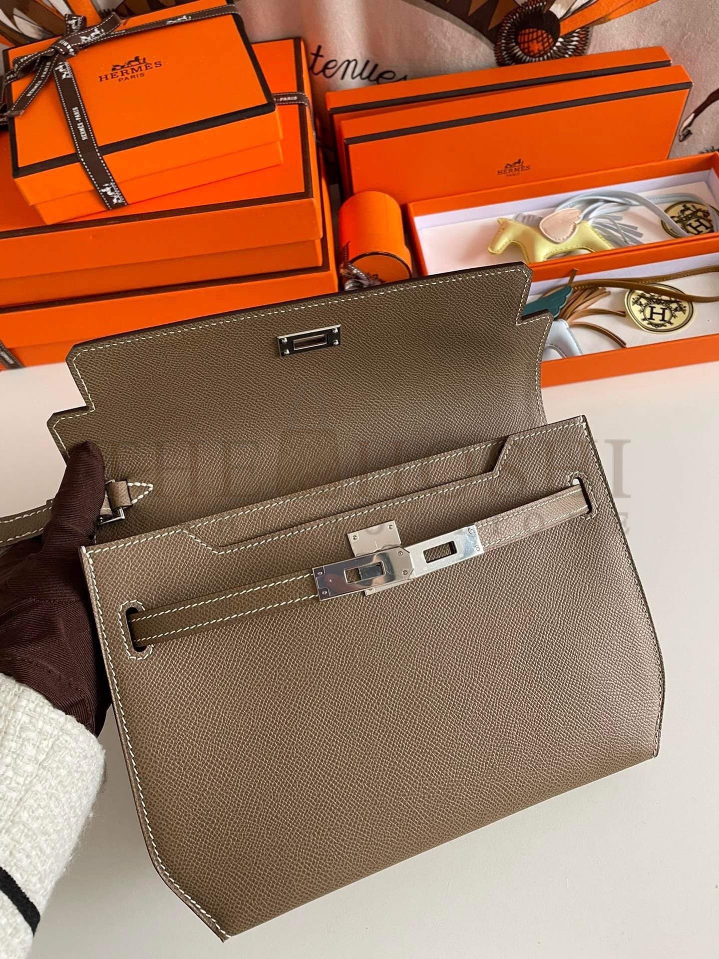 H**me5 Kelly Depeches 25 Pouch in Taupe Epsom Calfskin Master Quality