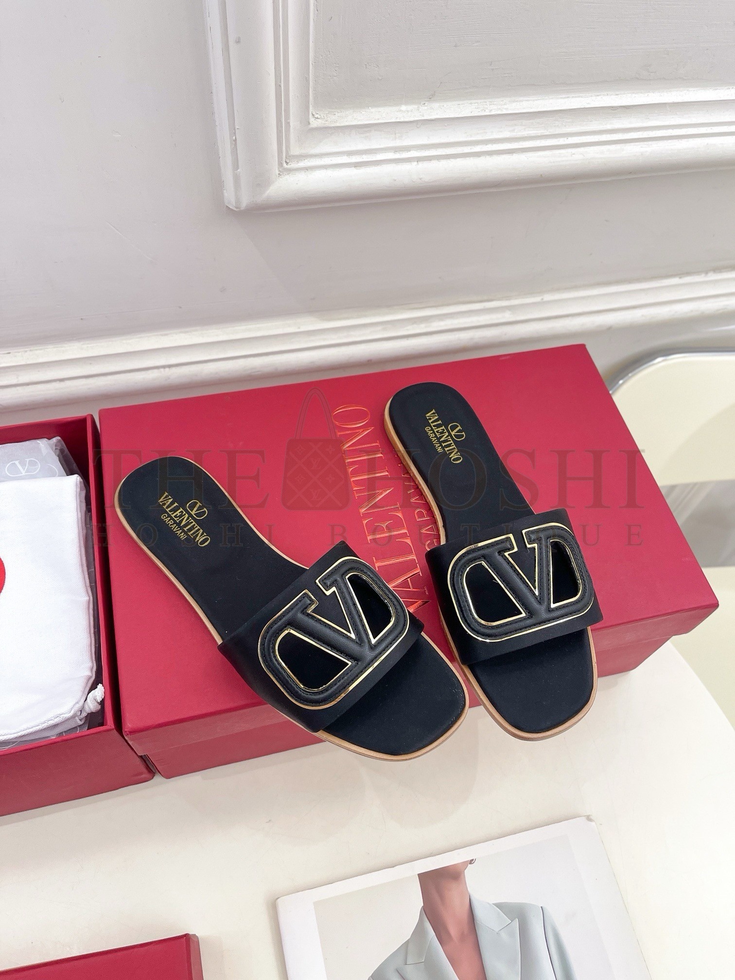 Va1e*ntin0 VLogo Cut-out Slide Sandals in Black Leather Master Quality