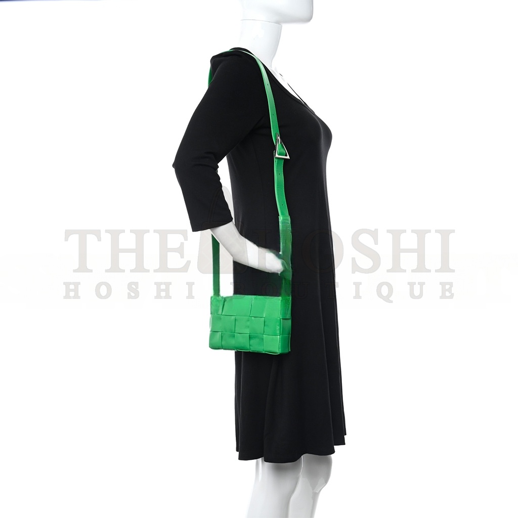 B0tt*ga Ven*ta PAPER CALFSKIN MAXI INTRECCIATO SMALL CASSETTE CROSSBODY BAG GRASS  (23*15*5.5cm) Master Quality